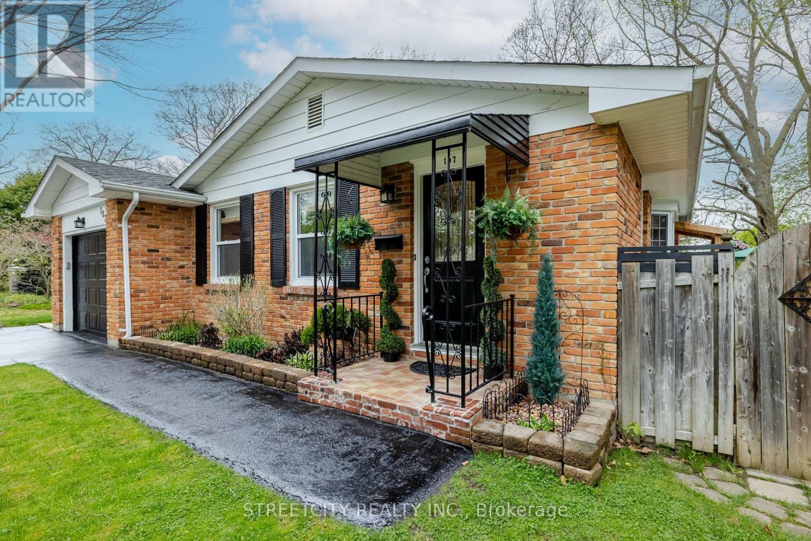 107 Dearborn Avenue, London South, Ontario  N6K 2H4 - Photo 4 - X12130989