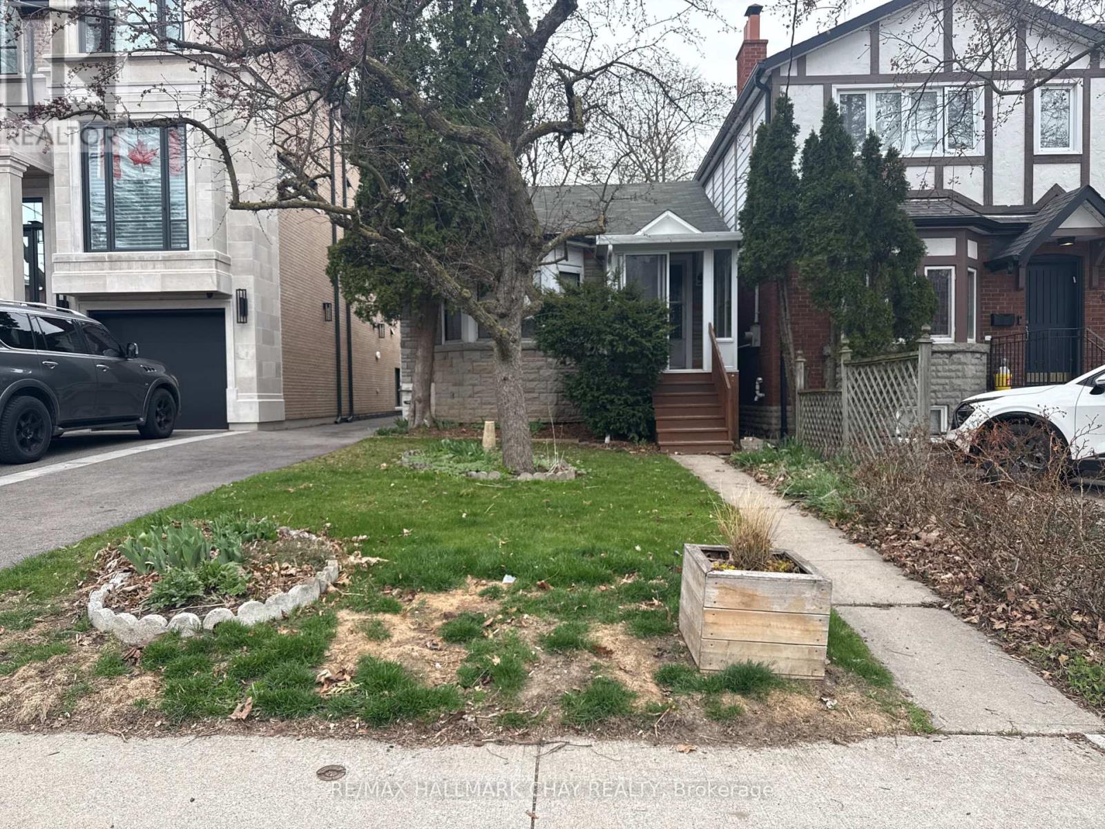 310 St Germain Avenue, Toronto, Ontario  M5M 1W3 - Photo 6 - C12130797