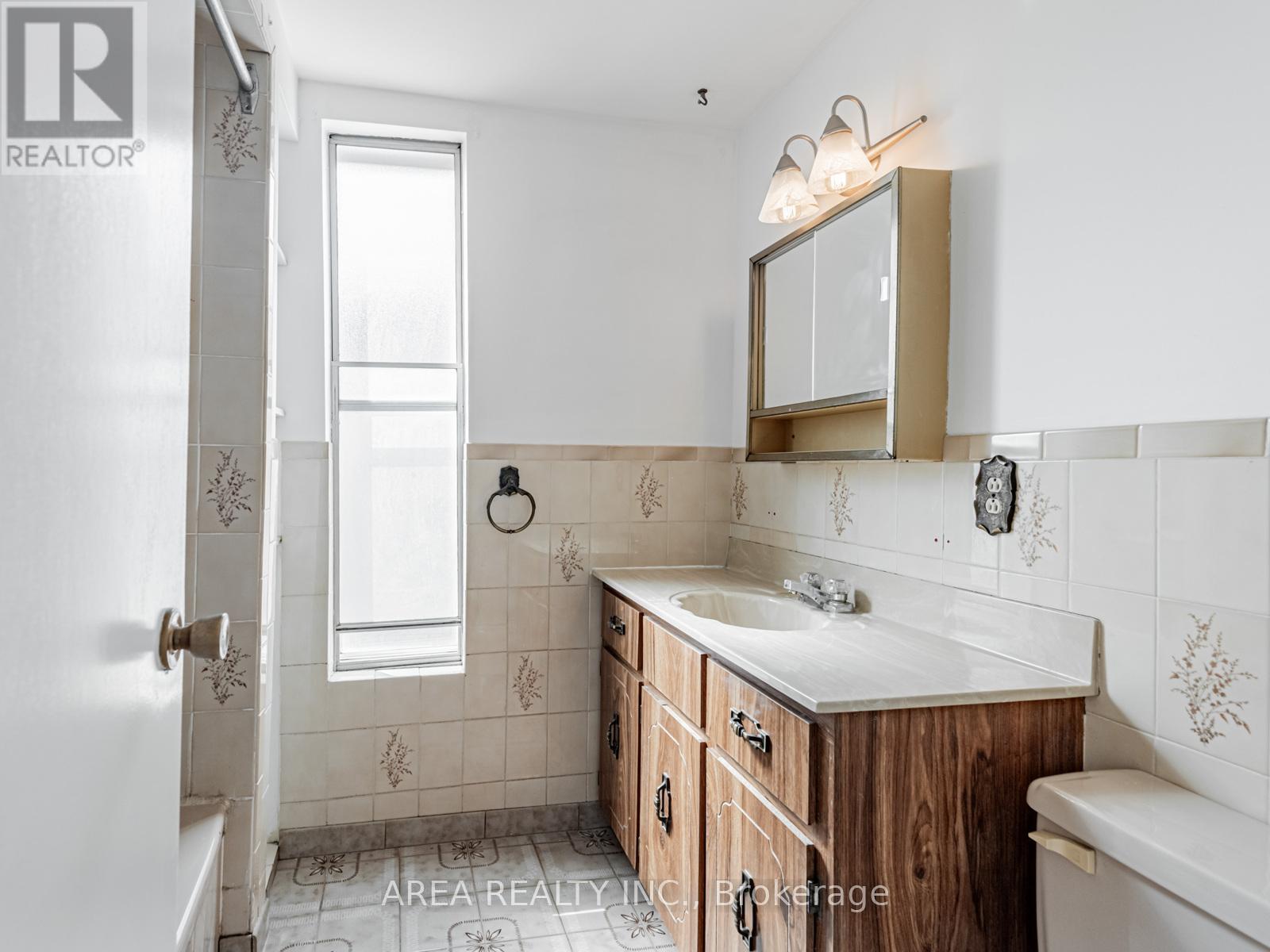 135 Bellwoods Avenue, Toronto, Ontario  M6J 2P6 - Photo 20 - C12130812