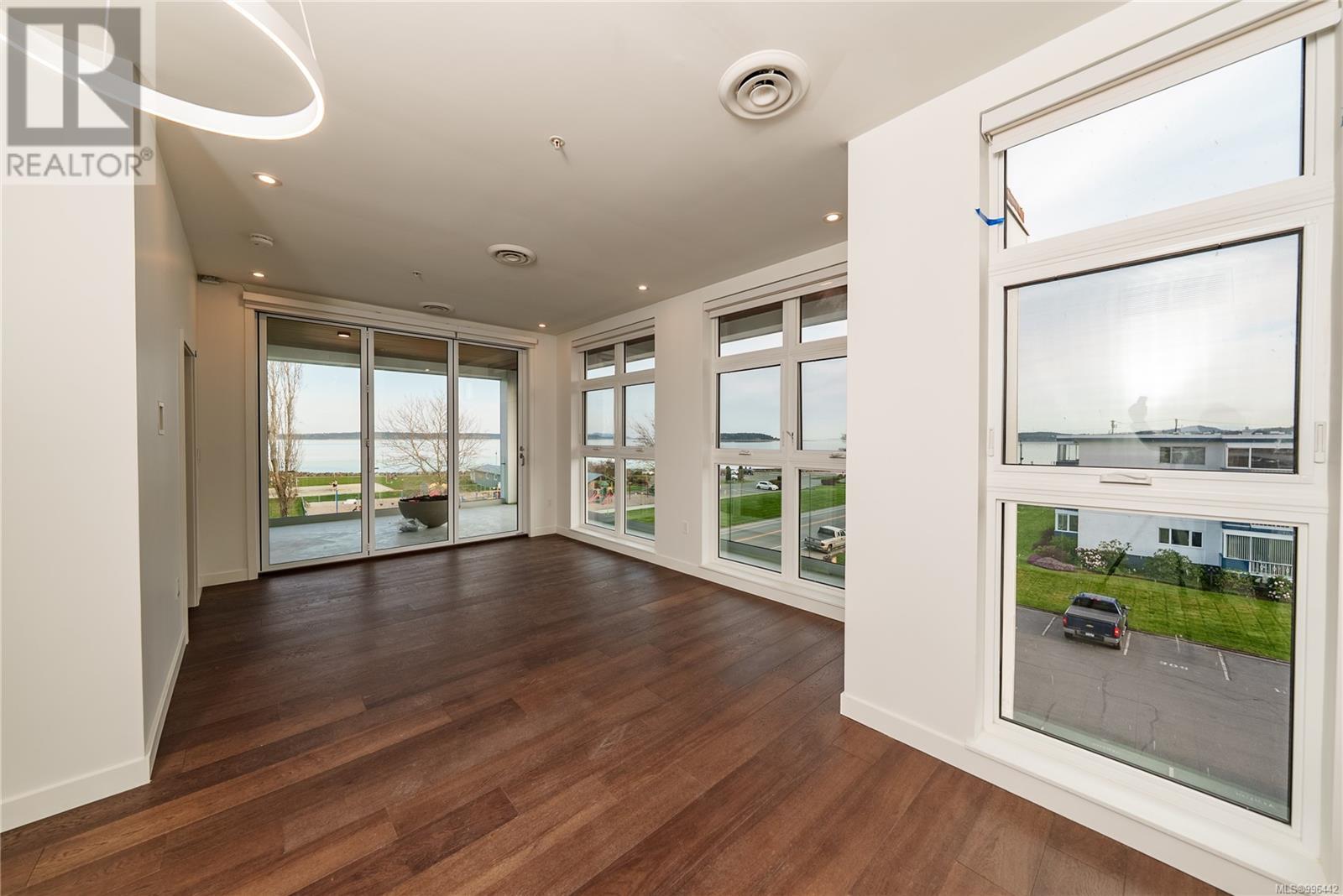 204 9570 Fifth St, Sidney, British Columbia  V8L 2W5 - Photo 3 - 996442