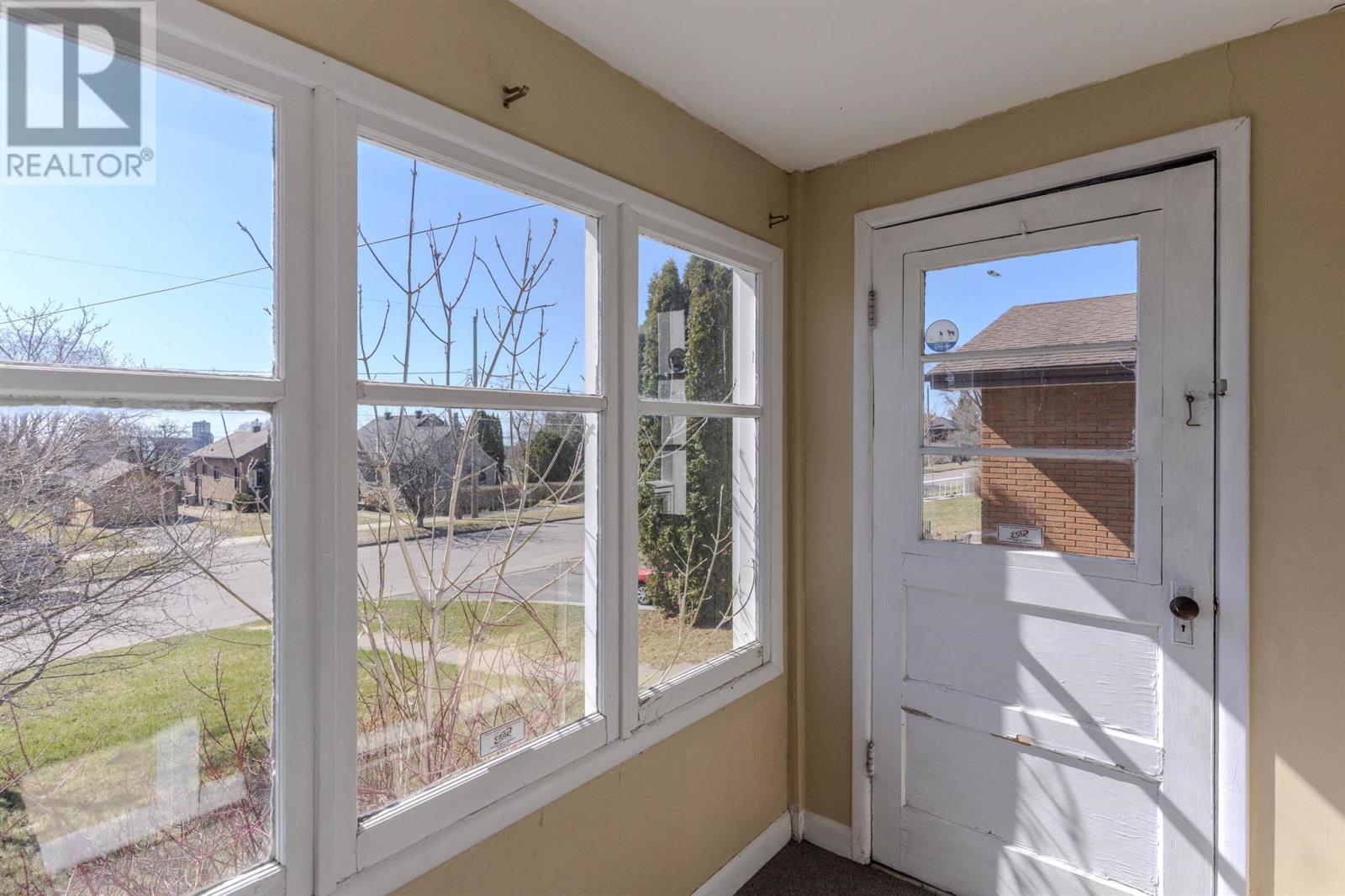 Property at 118 RUTTAN ST image 5