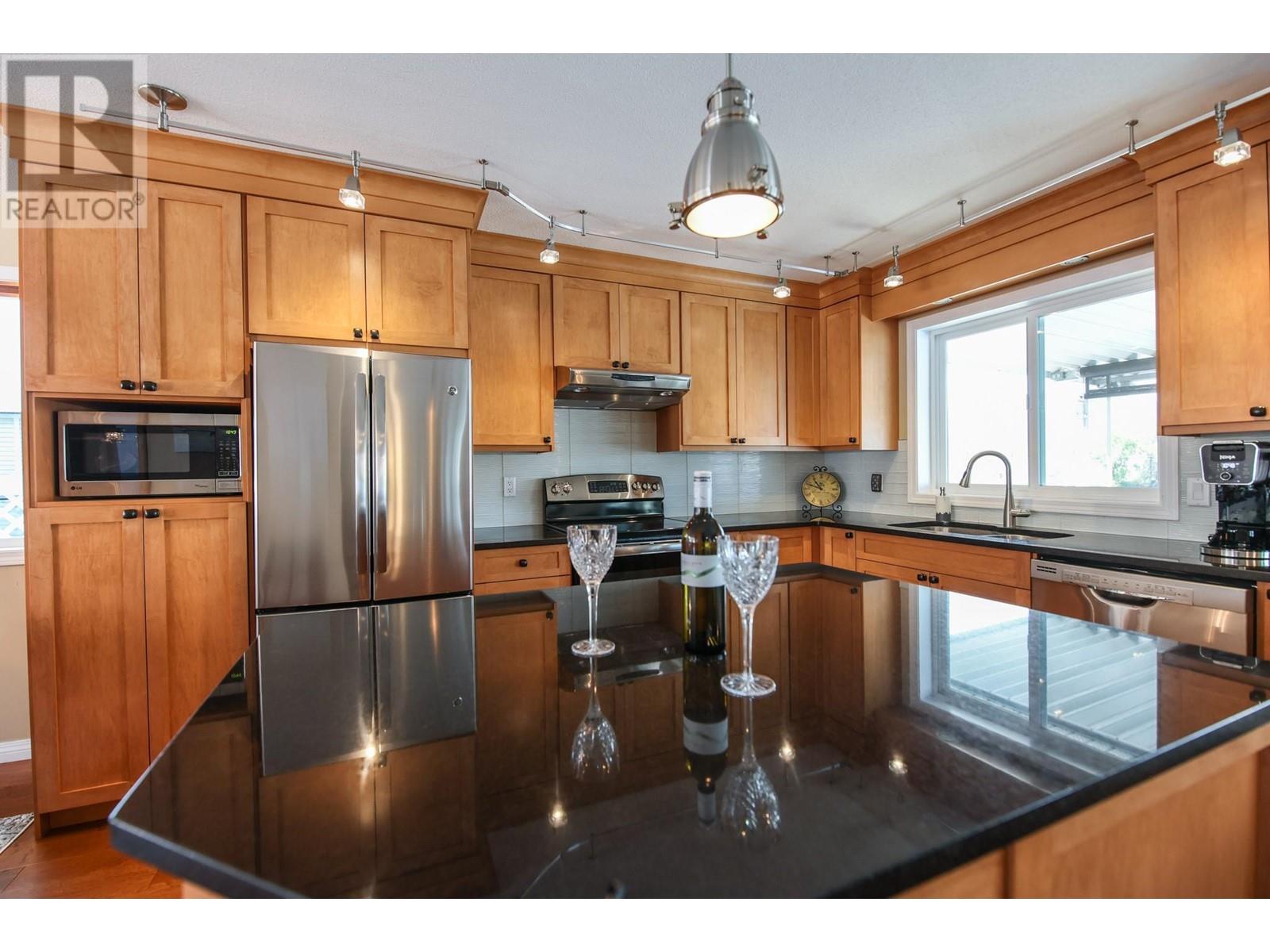 Property at 32 BAYVIEW Crescent image 4