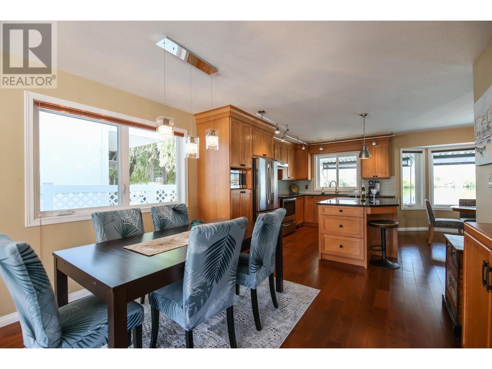 Property at 32 BAYVIEW Crescent image 3