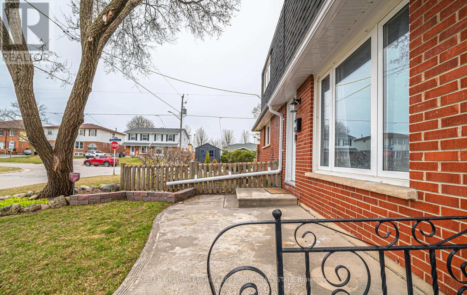 Property at 153 BARKLEY CRESCENT image 3