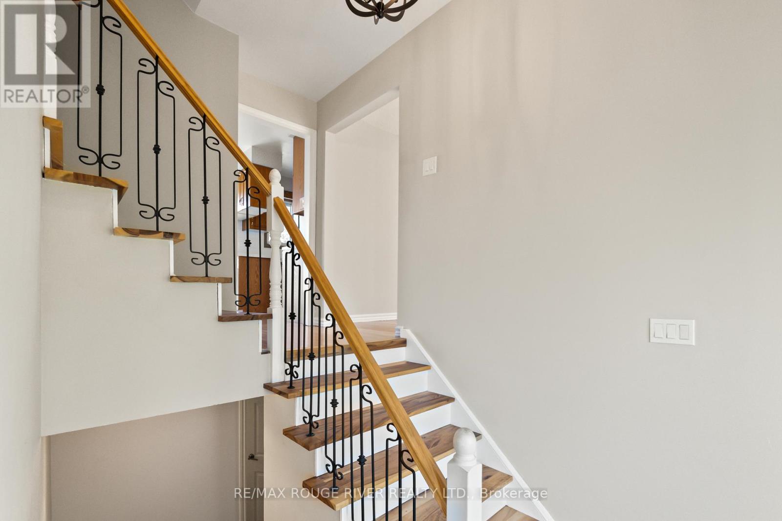 Property at 1 APPLEWOOD CRESCENT image 4