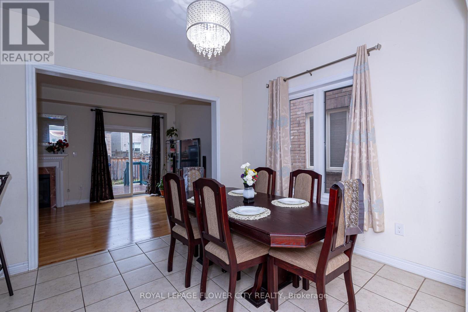 8 Washburn Road, Brampton, Ontario  L6P 3V7 - Photo 6 - W12130155