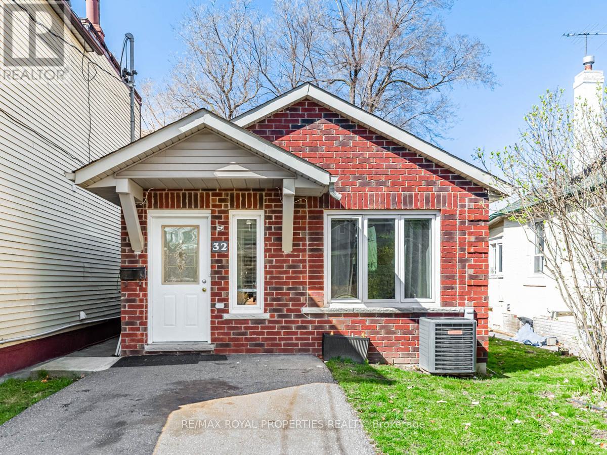 32 ST DUNSTAN DRIVE W, Toronto, Ontario