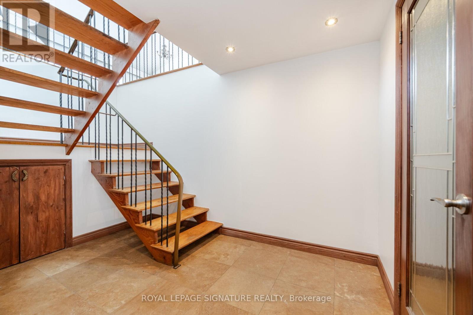 2557 Mindemoya Road, Mississauga, Ontario  L5C 2R1 - Photo 20 - W12130892