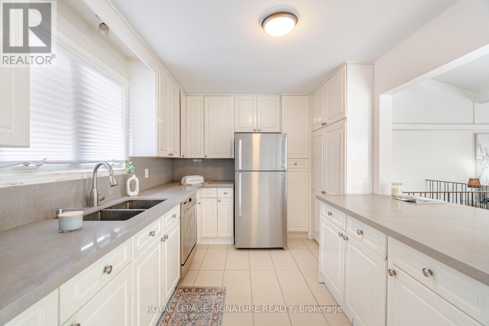 2557 Mindemoya Road, Mississauga, Ontario  L5C 2R1 - Photo 11 - W12130892