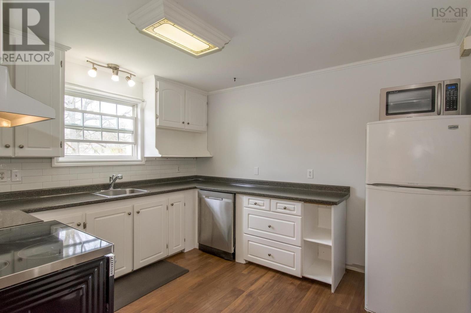 Property at 985 Kenwood Avenue image 4
