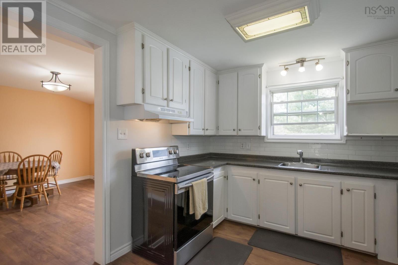 Property at 985 Kenwood Avenue image 5