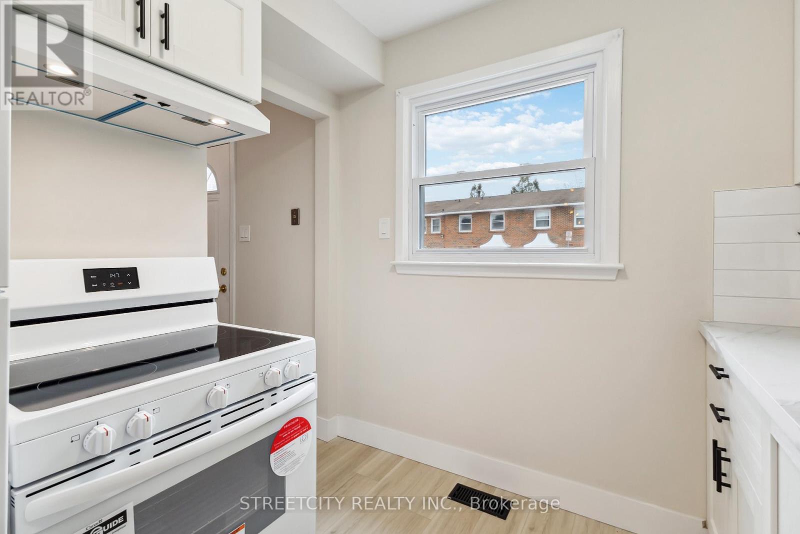 20 - 1118 Southdale Road E, London South, Ontario  N6E 1B2 - Photo 13 - X12131181