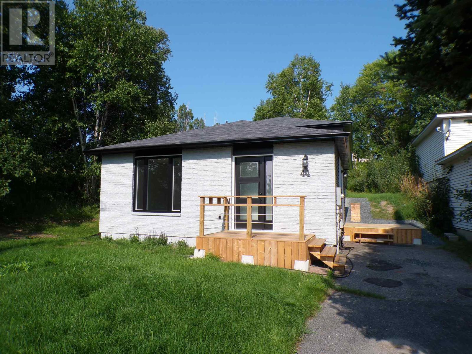 Property at 44 Farrell CRES image 1