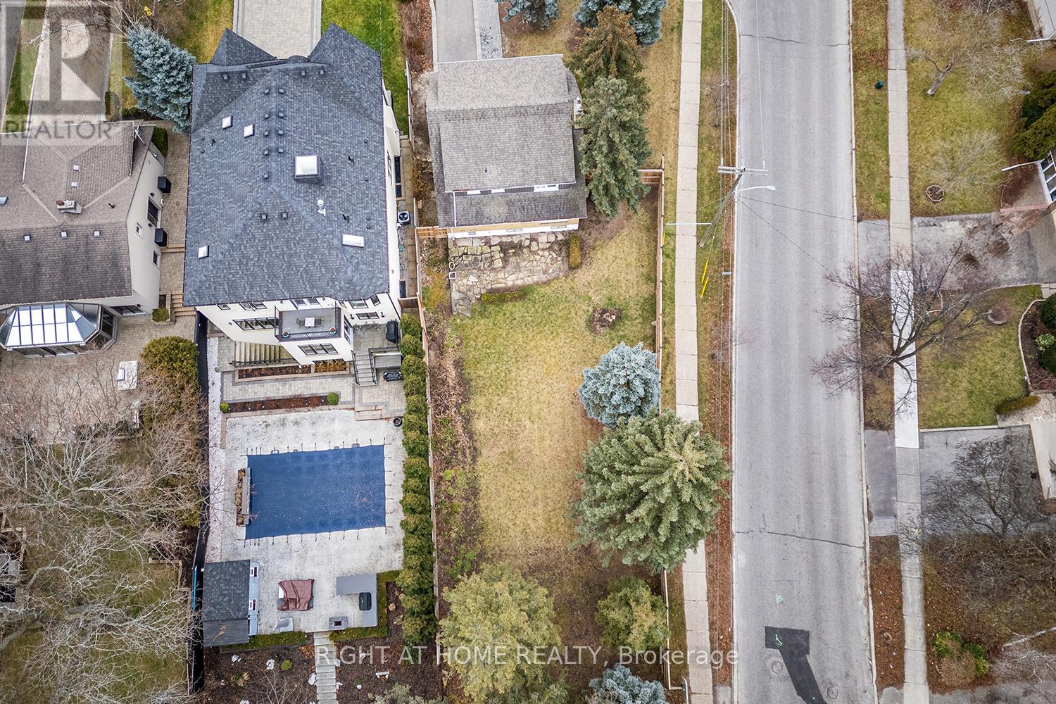 190 Northwood Drive, Toronto, Ontario  M2M 2K4 - Photo 4 - C12131178