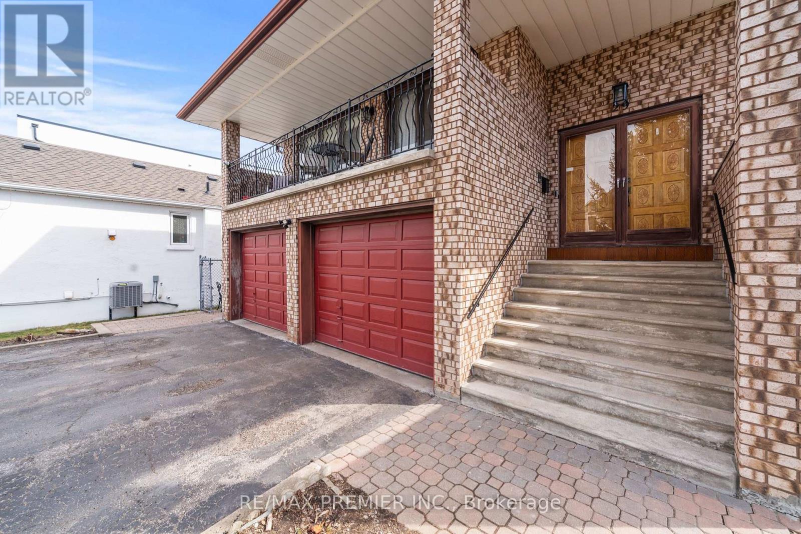 Property at 29 ELLERBY SQUARE N image 2