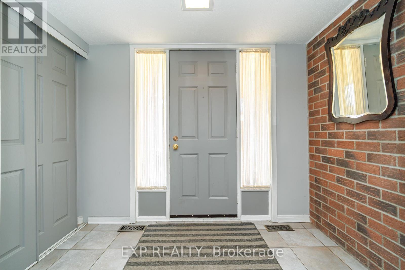 184 Des Pins Place, Ottawa, Ontario  K1E 2T5 - Photo 2 - X12131319