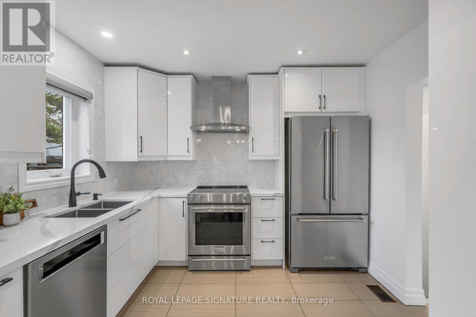 33 Nineteenth Street, Toronto (New Toronto), Ontario  M8V 3L4 - Photo 8 - W12131097