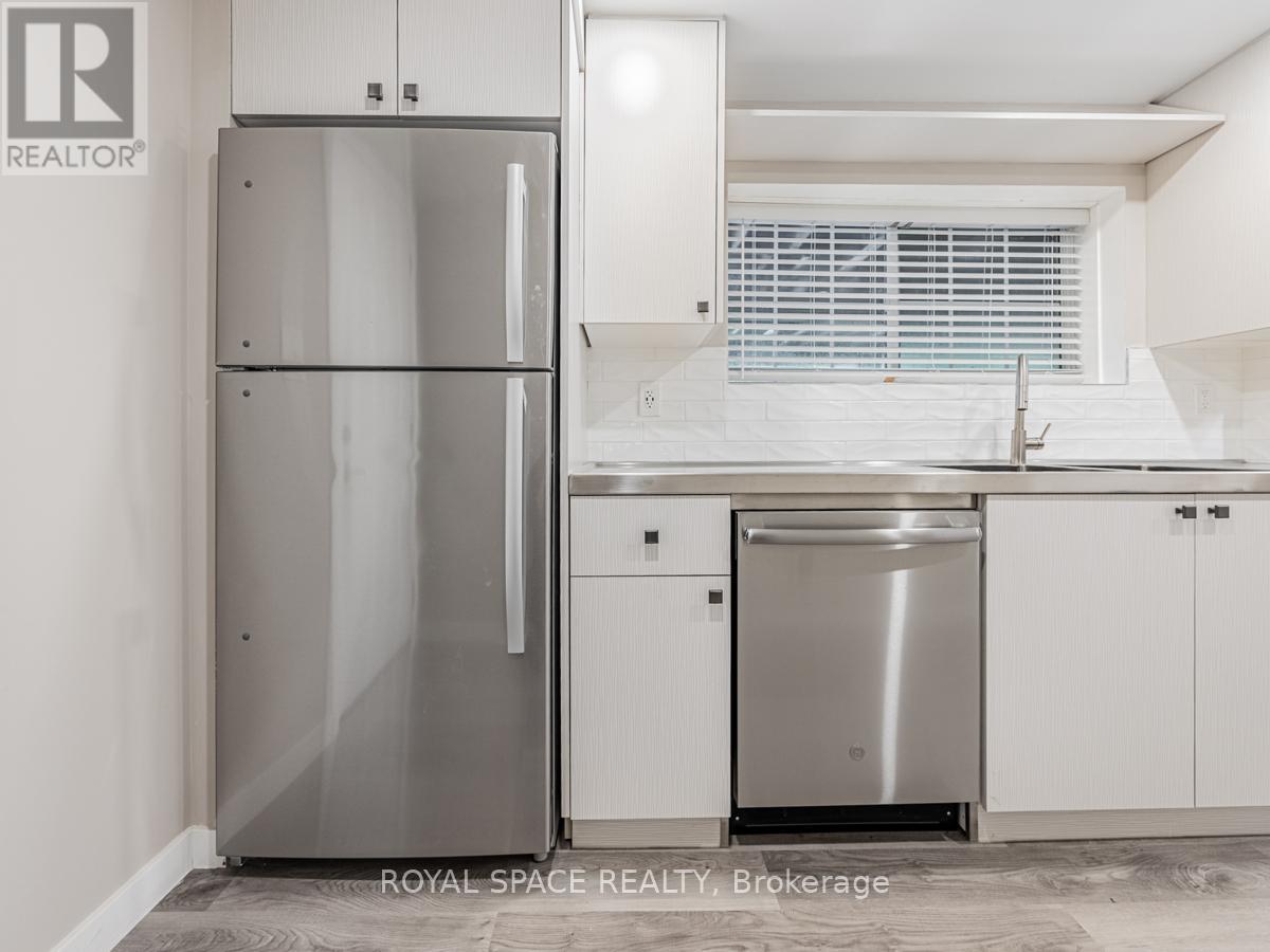 121 Whitwell Drive, Brampton, Ontario  L6P 1L4 - Photo 9 - W12131099