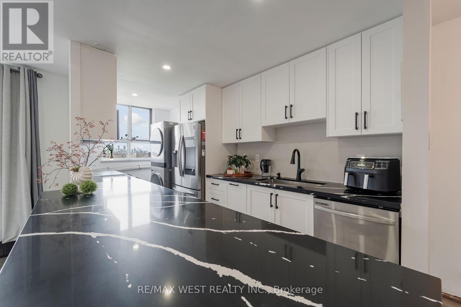 1001 - 1615 Bloor Street, Mississauga, Ontario  L4X 1S2 - Photo 6 - W12131223