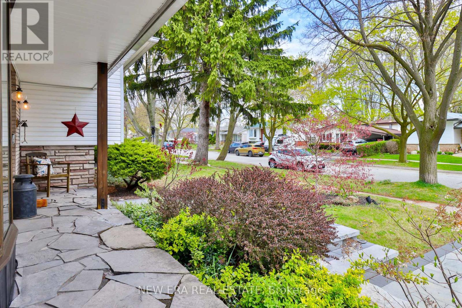 630 Blue Forest Hill, Burlington, Ontario  L7L 4H3 - Photo 3 - W12131271