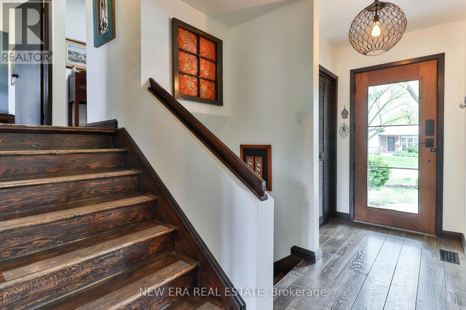 630 Blue Forest Hill, Burlington, Ontario  L7L 4H3 - Photo 4 - W12131271