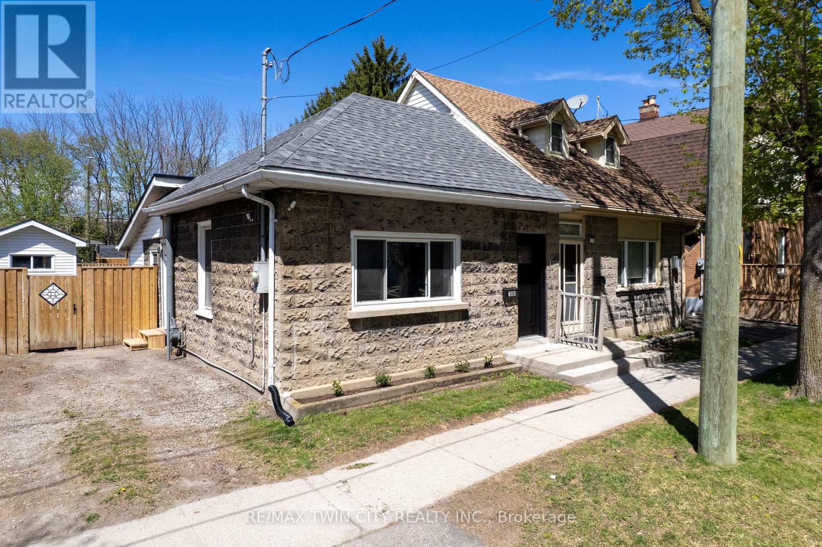 196 Grey Street, Brantford, Ontario  N3S 4W5 - Photo 1 - X12131113
