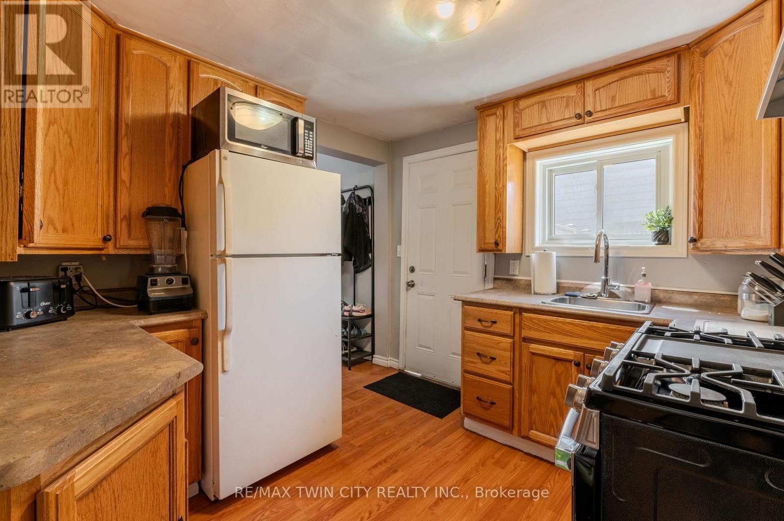 196 Grey Street, Brantford, Ontario  N3S 4W5 - Photo 11 - X12131113