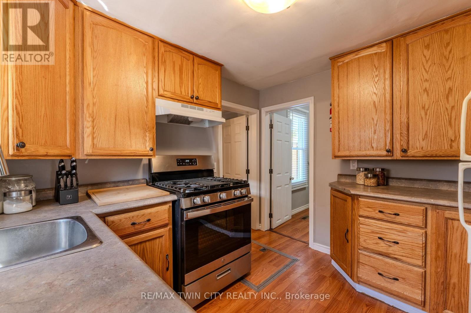 196 Grey Street, Brantford, Ontario  N3S 4W5 - Photo 12 - X12131113