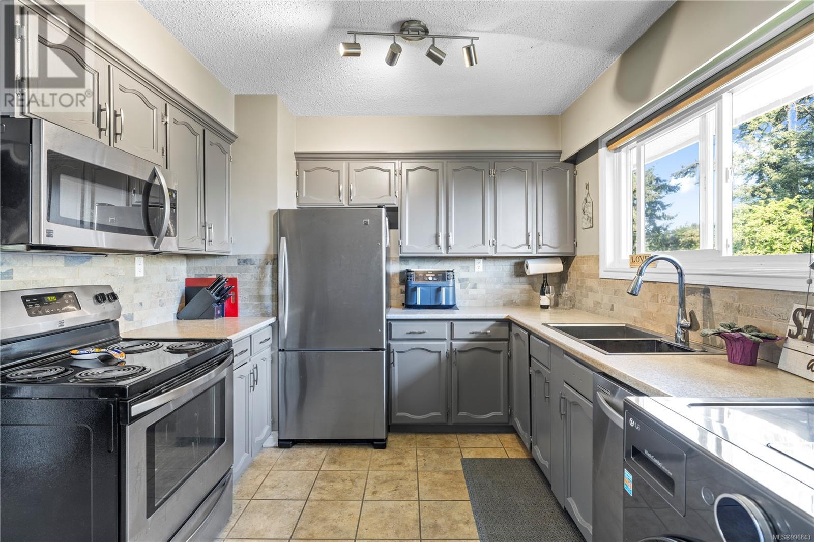 Property at 15 1630 Crescent View Dr image 5