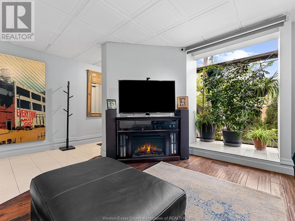 Property at 551 PELISSIER image 3