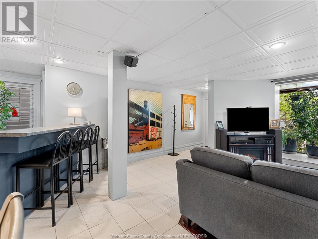 Property at 551 PELISSIER image 4
