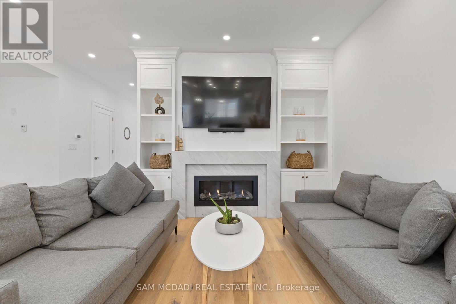4 Iroquois Avenue, Mississauga, Ontario  L5G 1M6 - Photo 7 - W12117495
