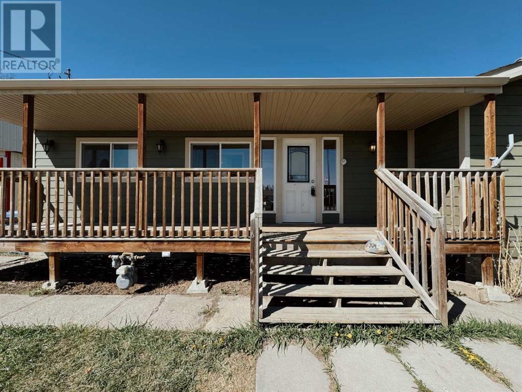 704 Main Avenue W, Sundre, Alberta  T0M 1X0 - Photo 2 - A2215481