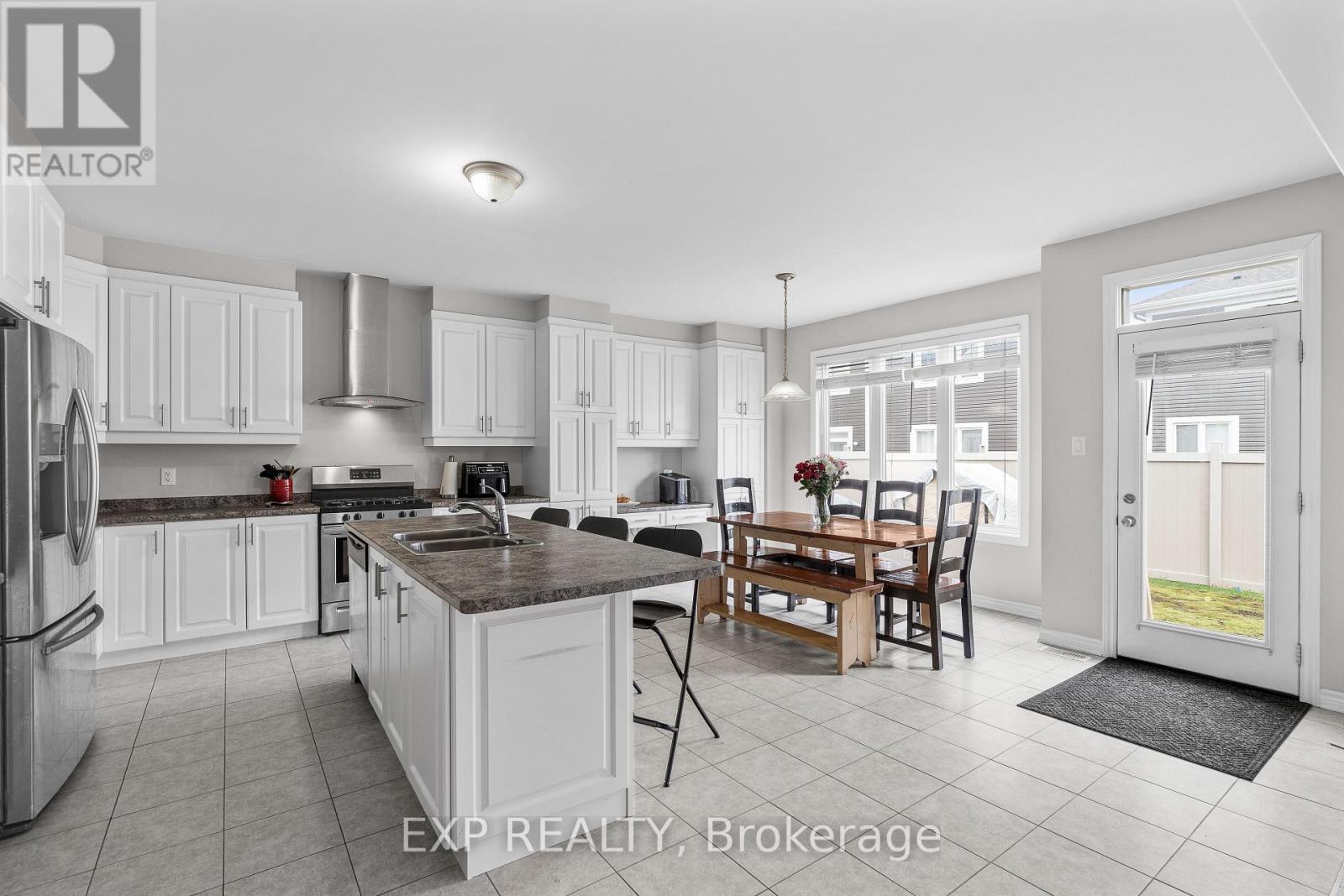 206 Ponderosa Street, Ottawa, Ontario  K2V 0J6 - Photo 4 - X12131407