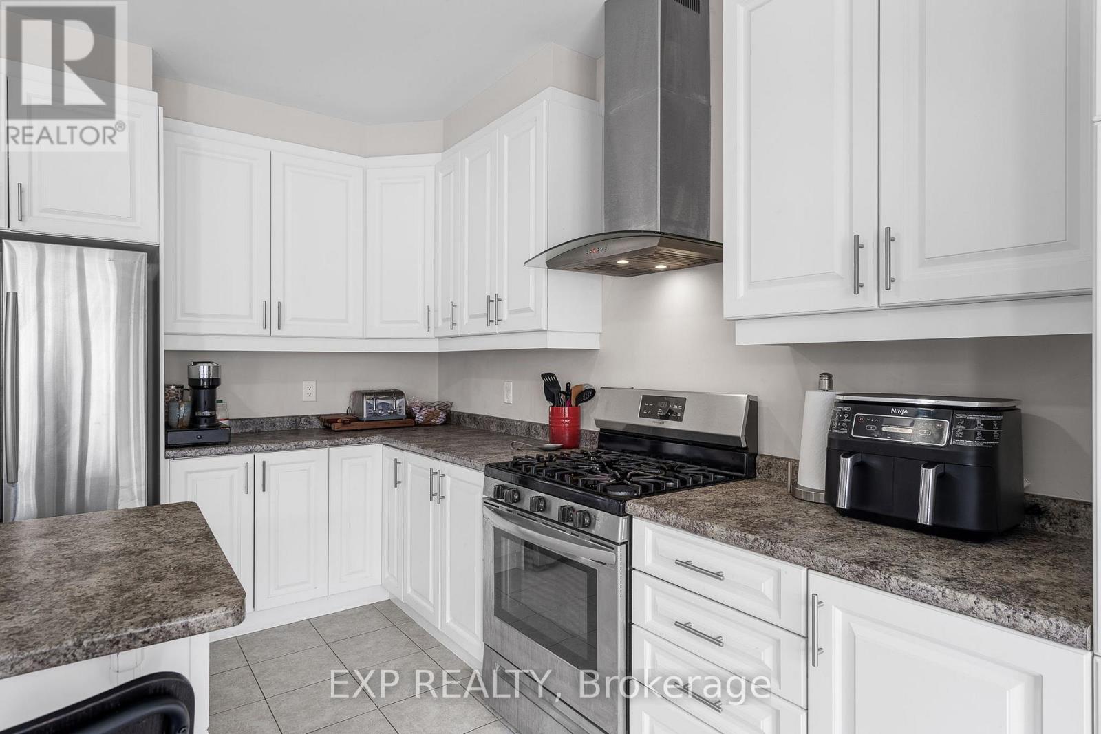 206 Ponderosa Street, Ottawa, Ontario  K2V 0J6 - Photo 5 - X12131407
