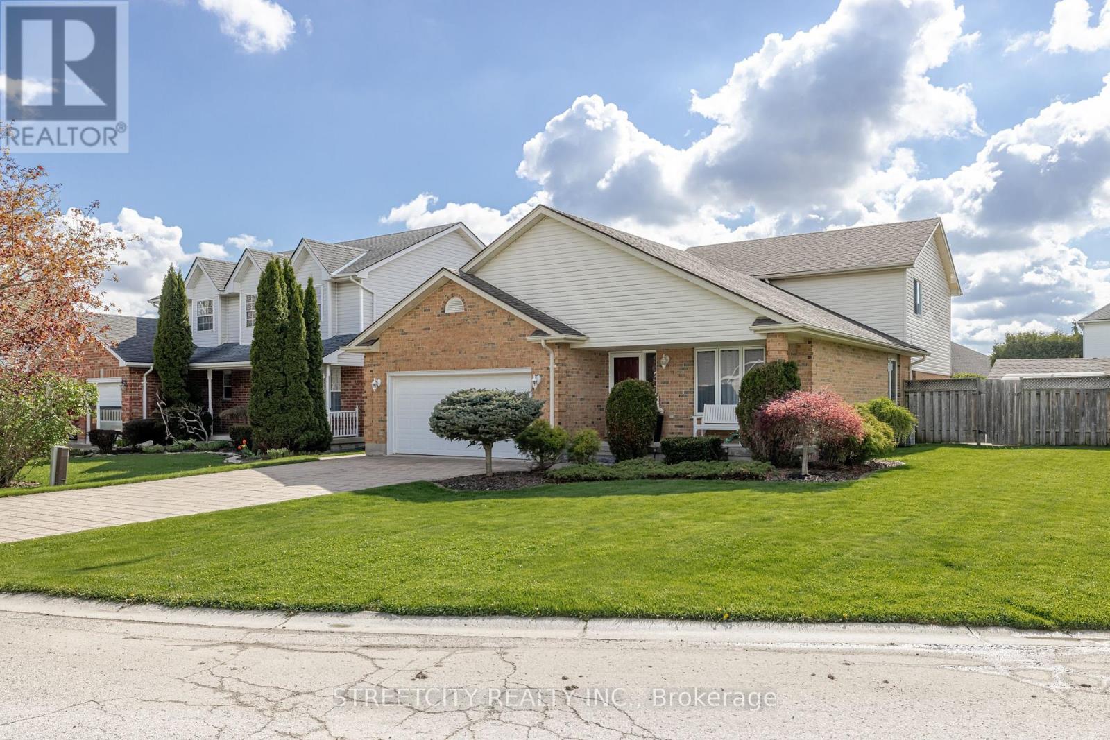 226 Andrea Crescent, Central Elgin, Ontario  N0L 1B0 - Photo 2 - X12131421
