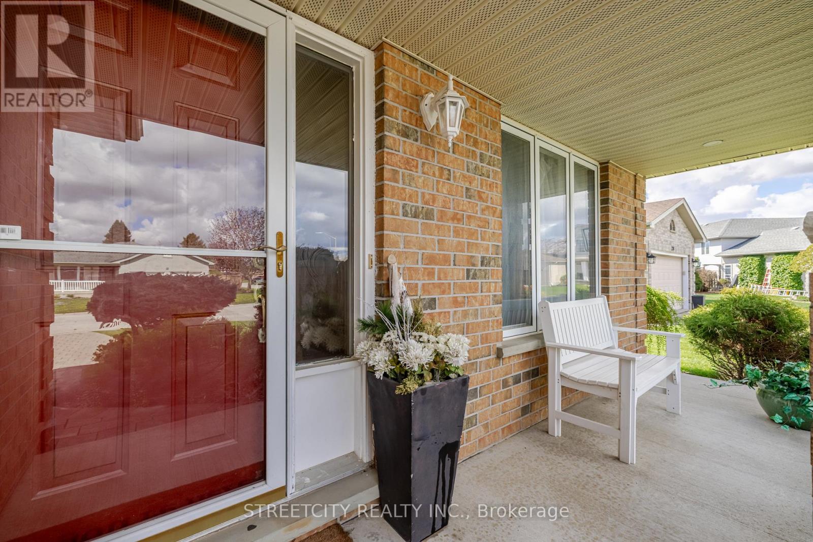 226 Andrea Crescent, Central Elgin, Ontario  N0L 1B0 - Photo 3 - X12131421