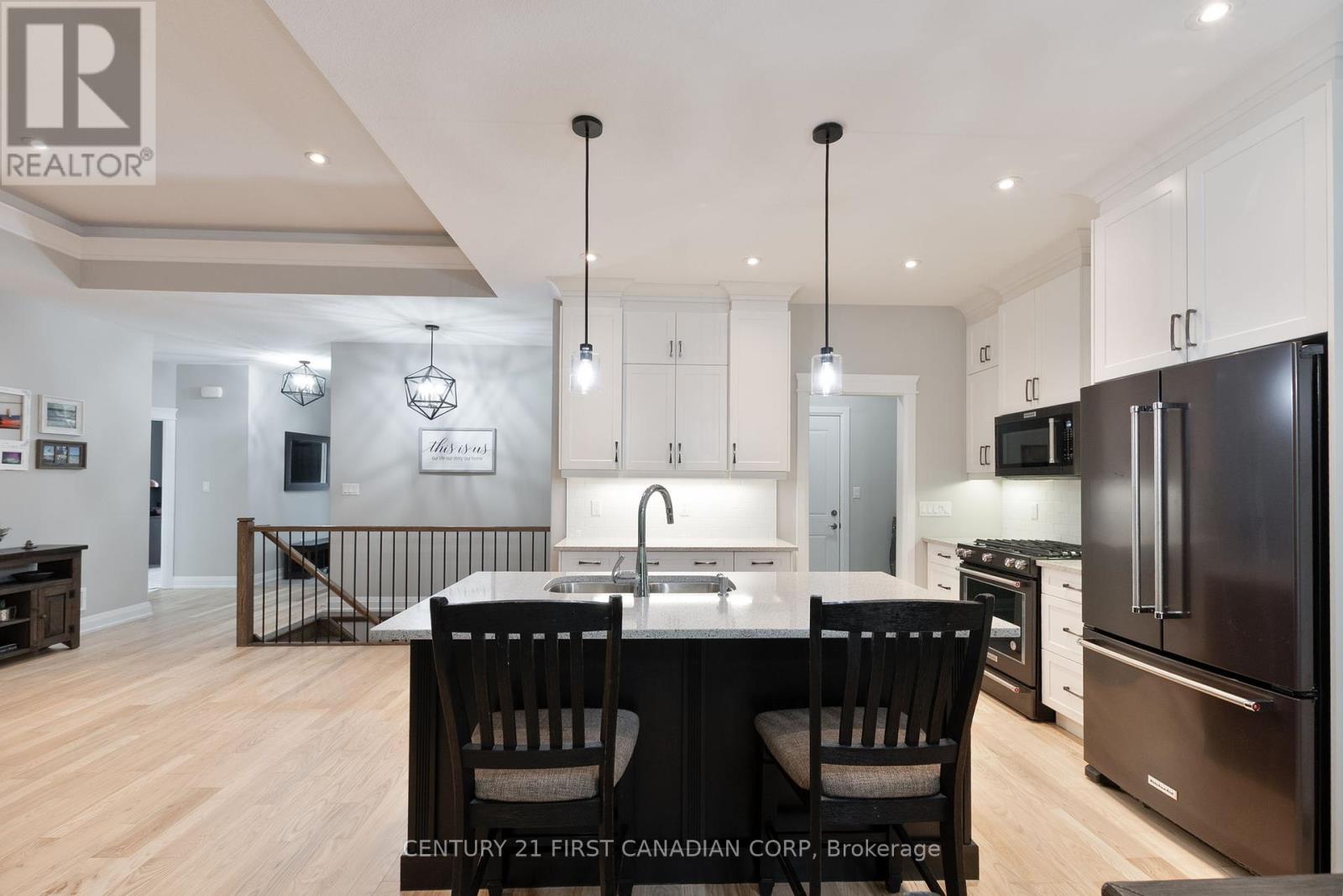 52 Kemp Crescent N, Strathroy-Caradoc, Ontario  N7G 0G3 - Photo 12 - X12131464