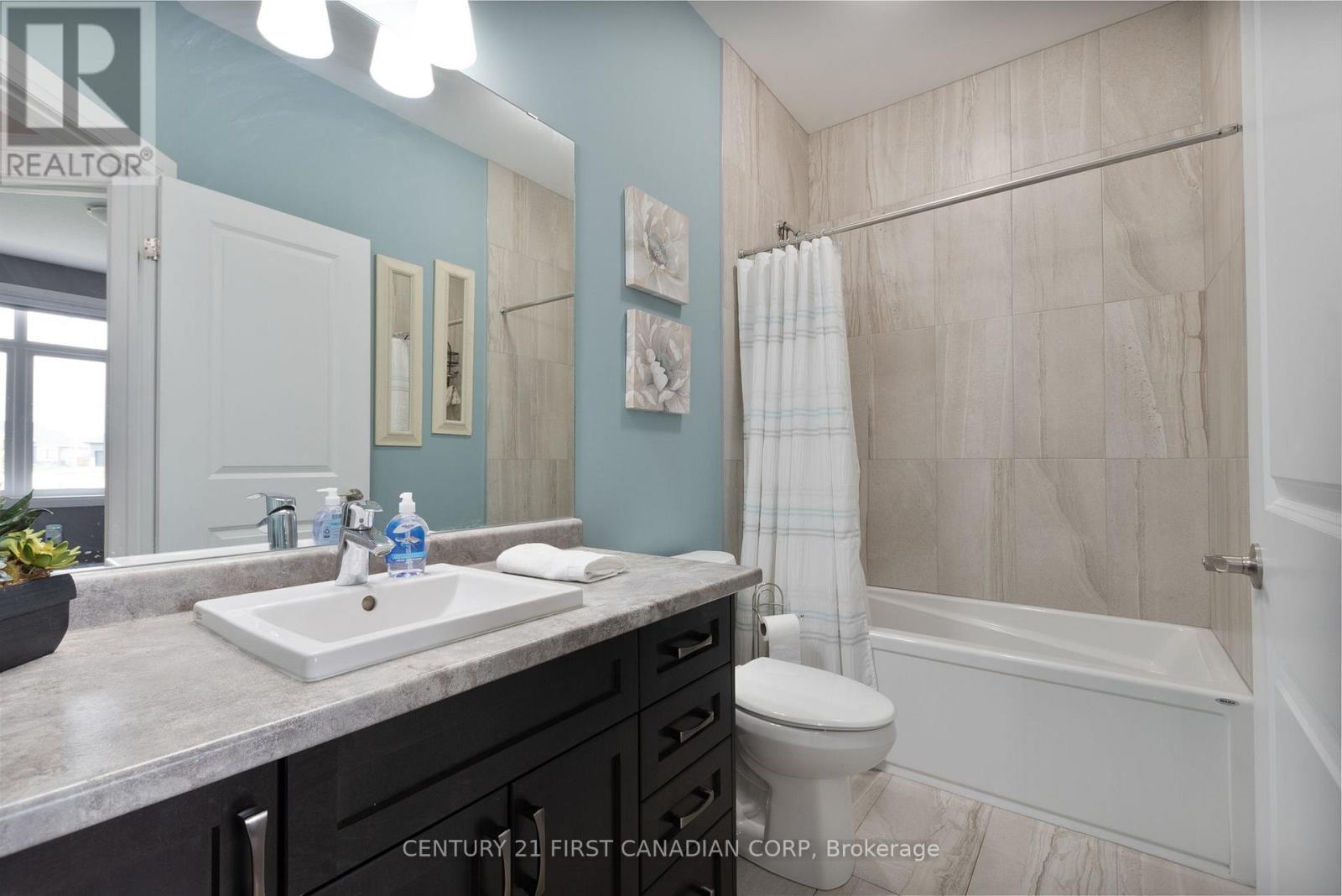 52 Kemp Crescent N, Strathroy-Caradoc, Ontario  N7G 0G3 - Photo 4 - X12131464