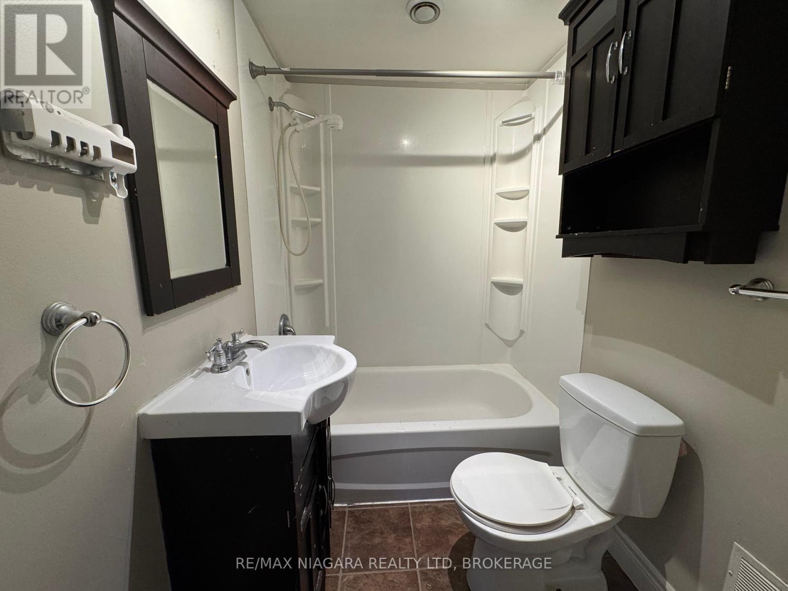 3 - 24 Union Street, St. Catharines (Western Hill), Ontario  L2S 2R2 - Photo 3 - X12131030