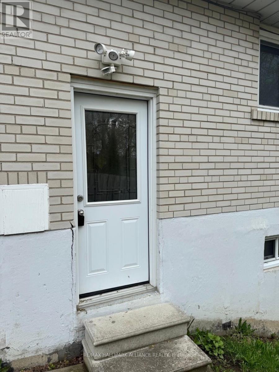 #lower - 15 Grove Park Crescent, Toronto, Ontario  M2J 2C7 - Photo 4 - C12108596