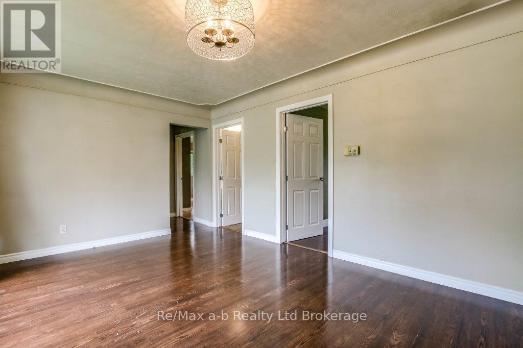 9 Duncan Street, Tillsonburg, Ontario  N4G 2N7 - Photo 9 - X12131466