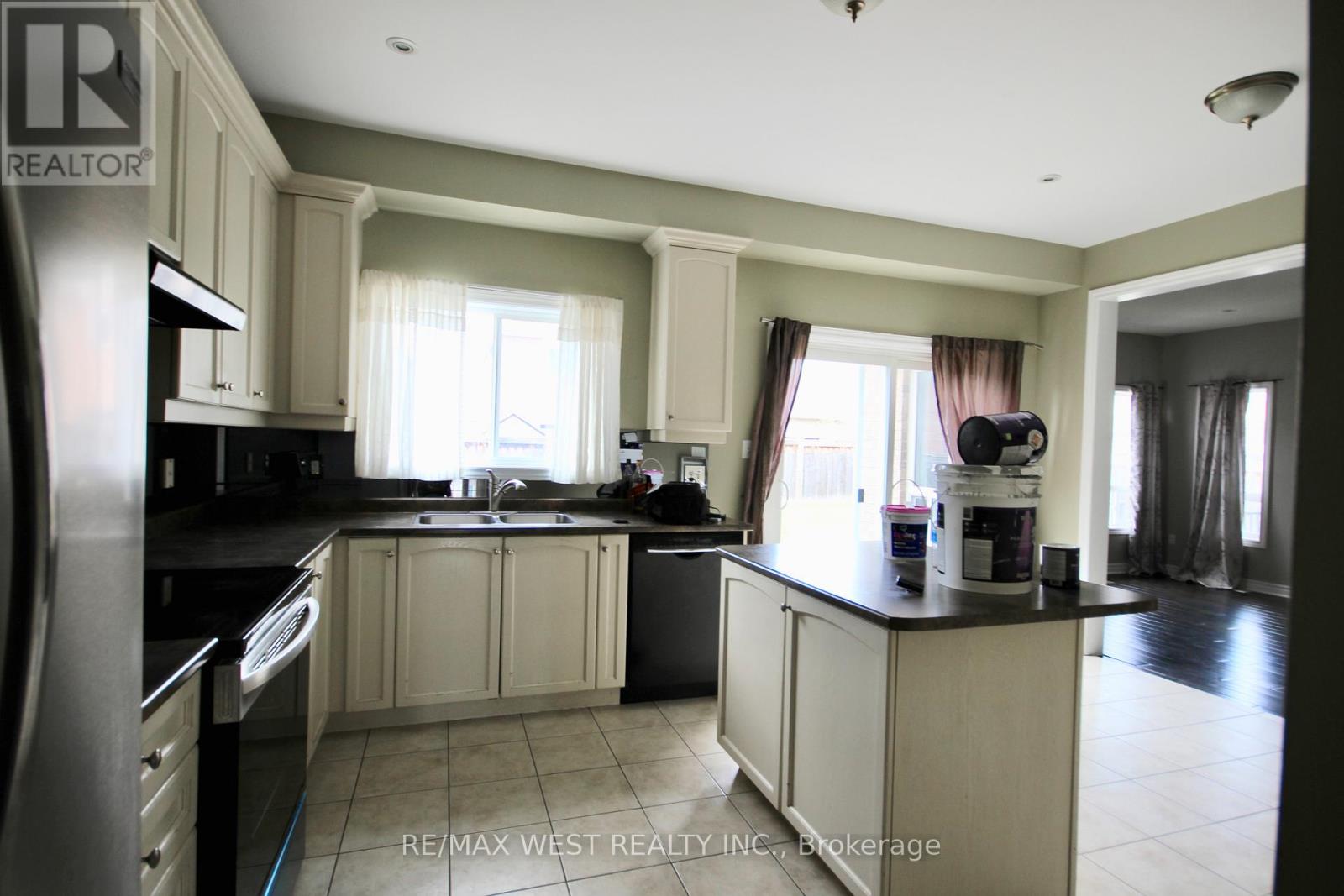 Main - 152 The Queensway, Barrie, Ontario  L4M 0B5 - Photo 13 - S12130933