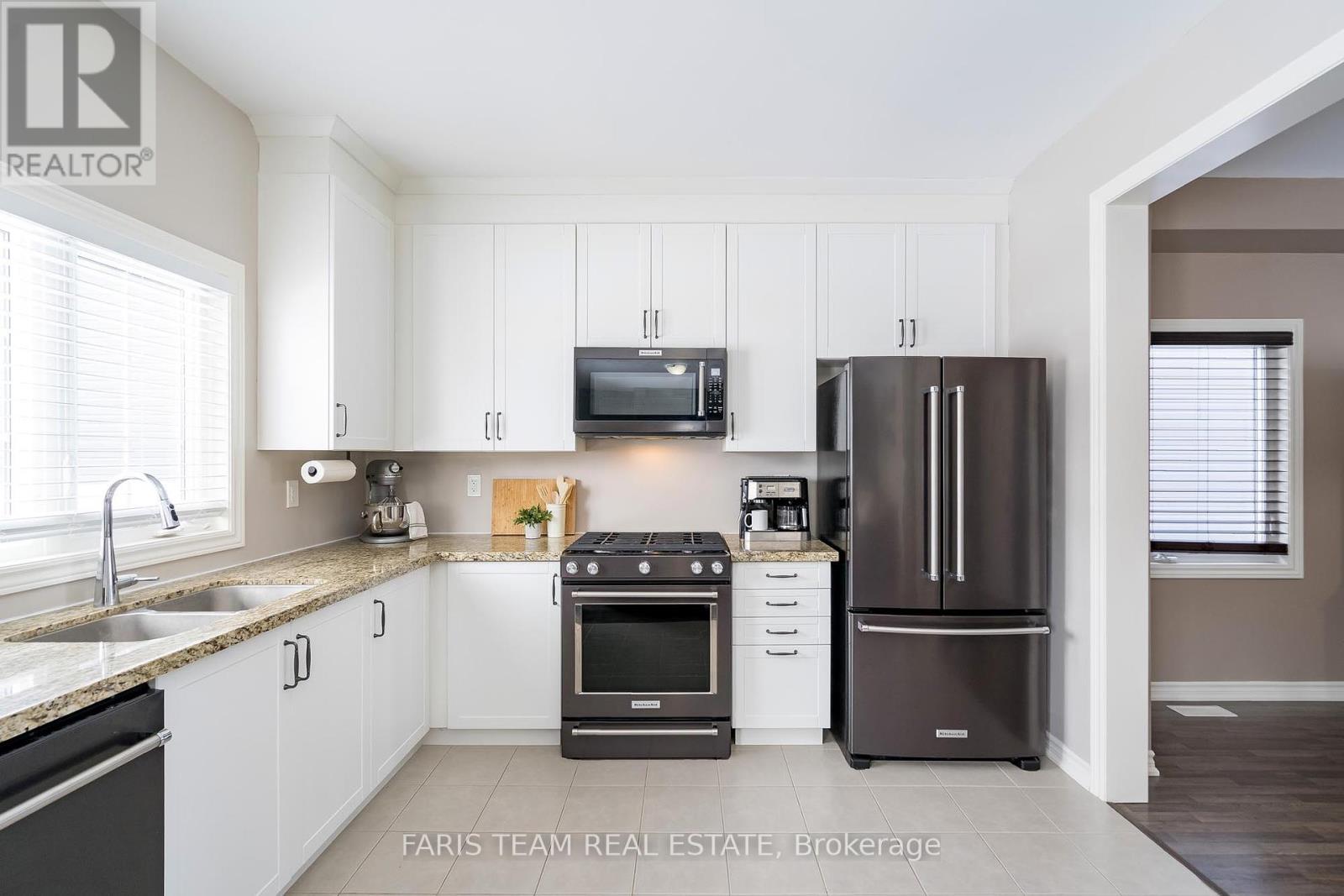 210 Springfield Crescent, Clearview, Ontario  L0M 1S0 - Photo 4 - S12117372