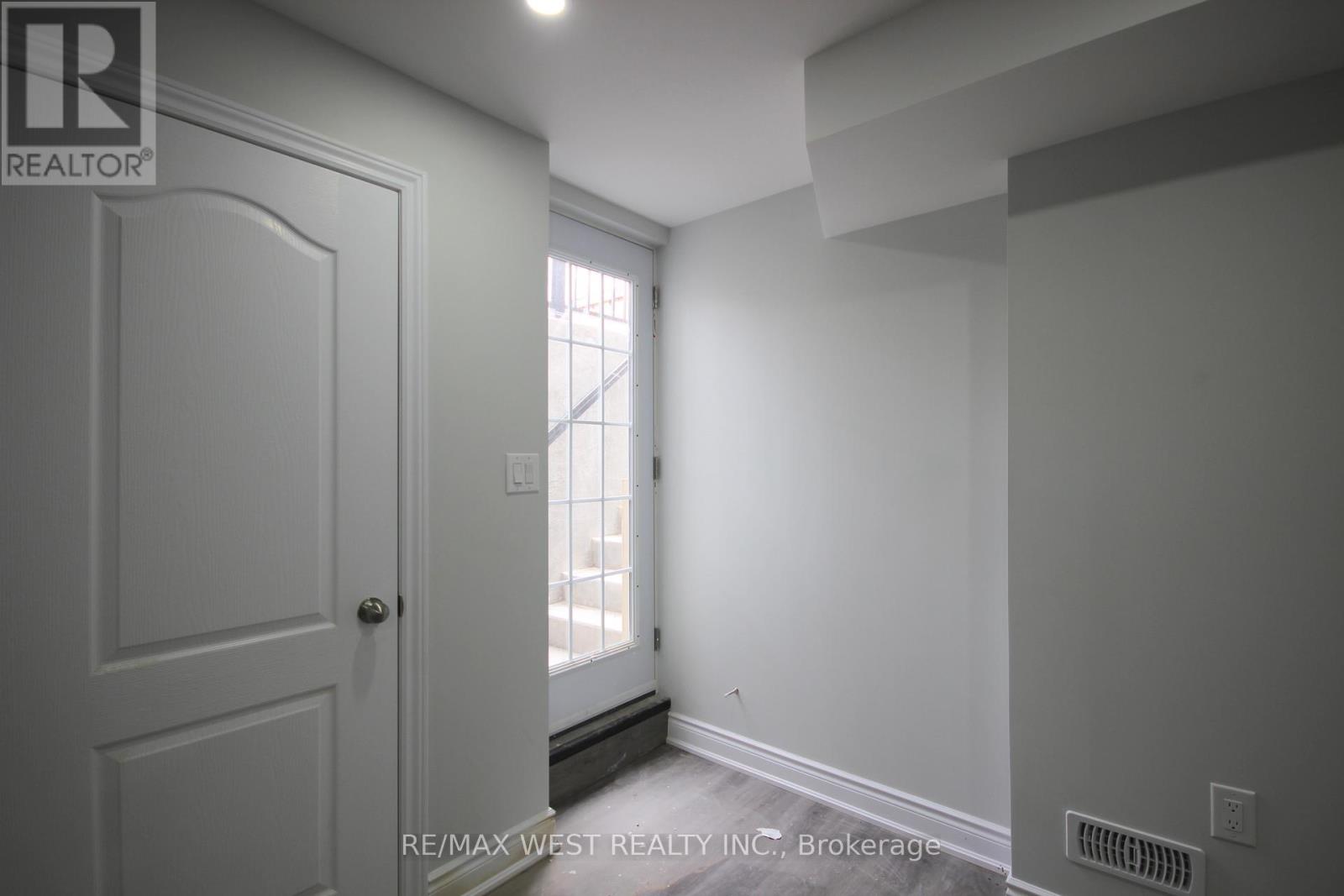 Bsmt - 152 Queensway, Barrie, Ontario  L4M 0B5 - Photo 3 - S12130991