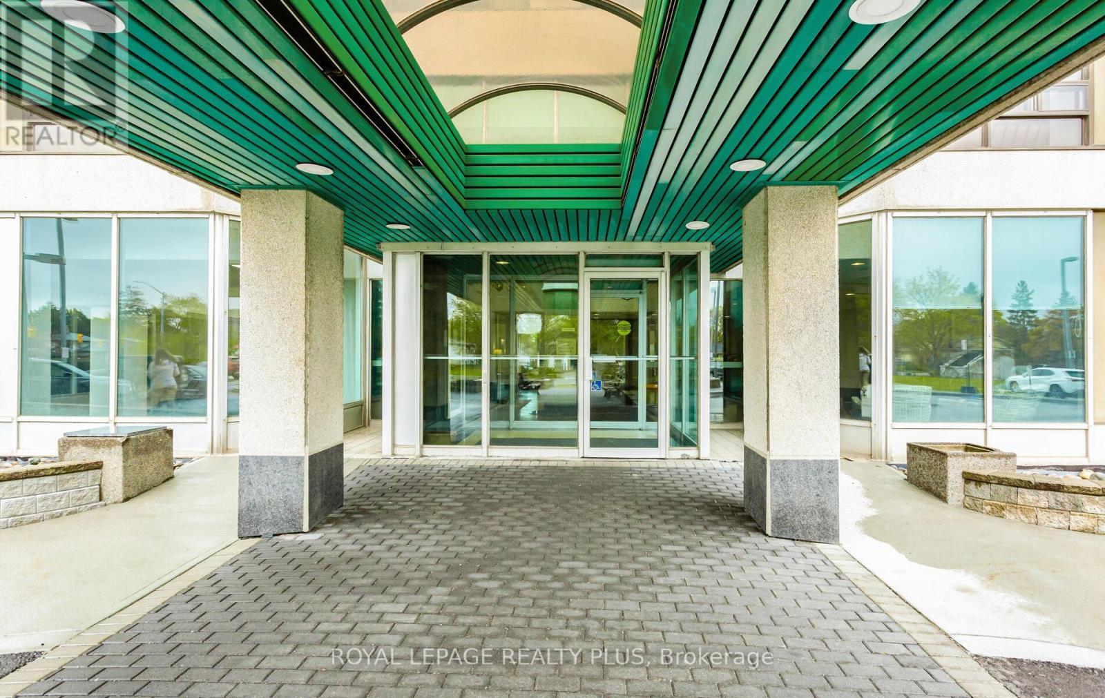 Property at 906 - 320 MILL STREET image 3