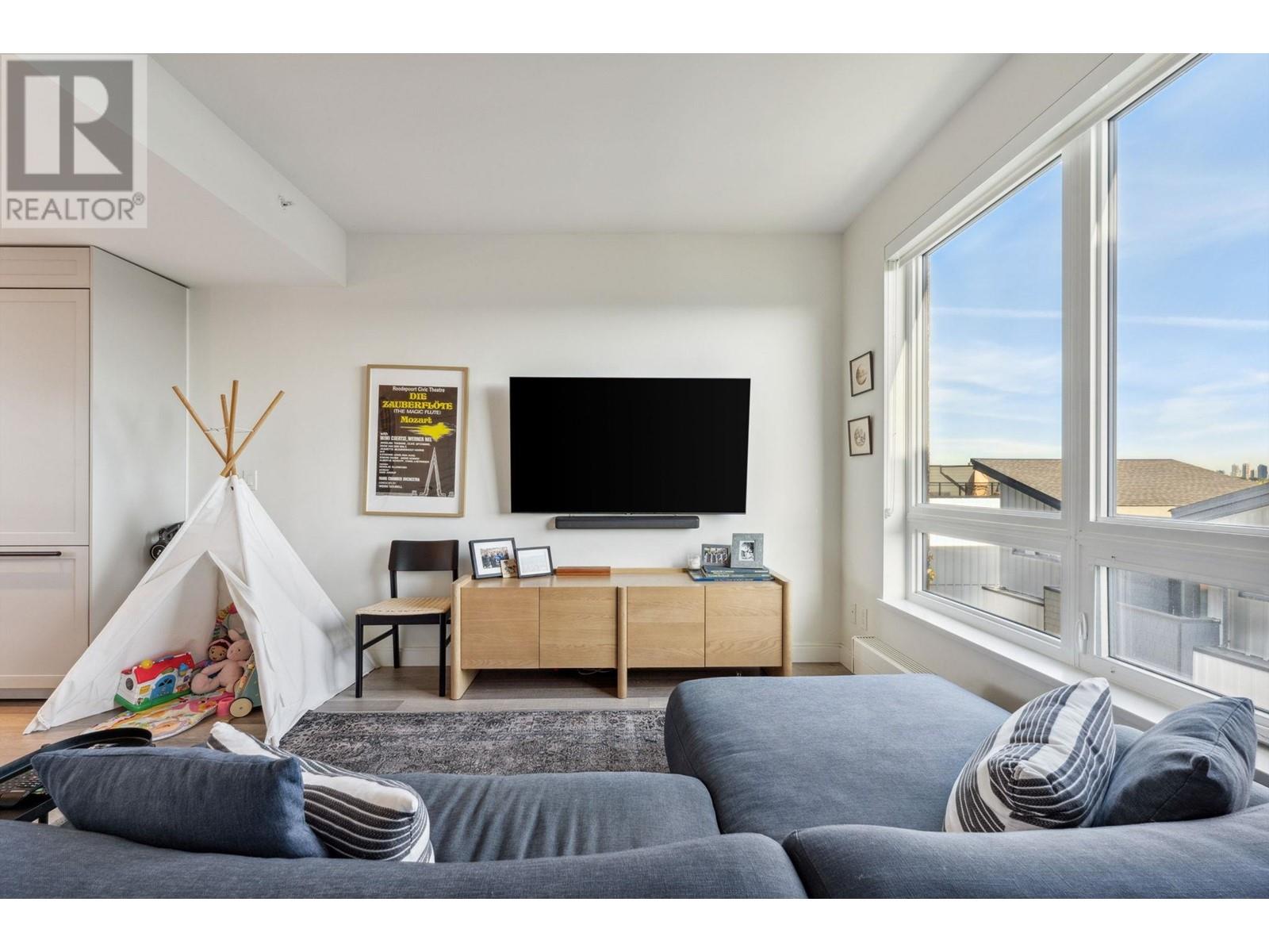 425 525 E 2nd Street, North Vancouver, British Columbia  V7L 1E1 - Photo 2 - R2999739