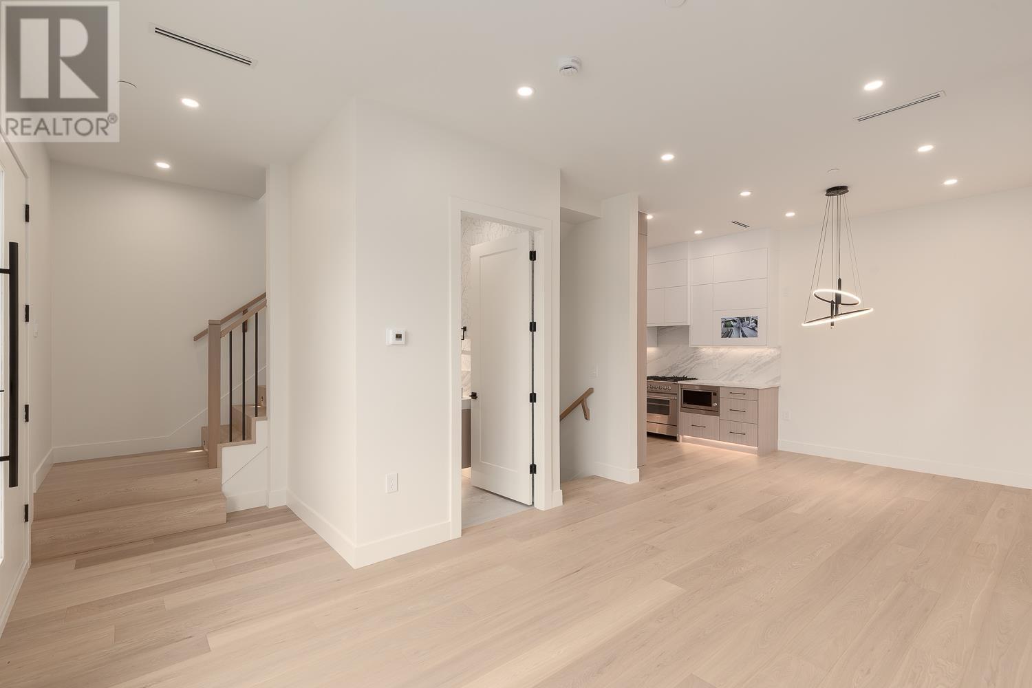 1 2658 Dundas Street, Vancouver, British Columbia  V5K 1P9 - Photo 3 - R2999780