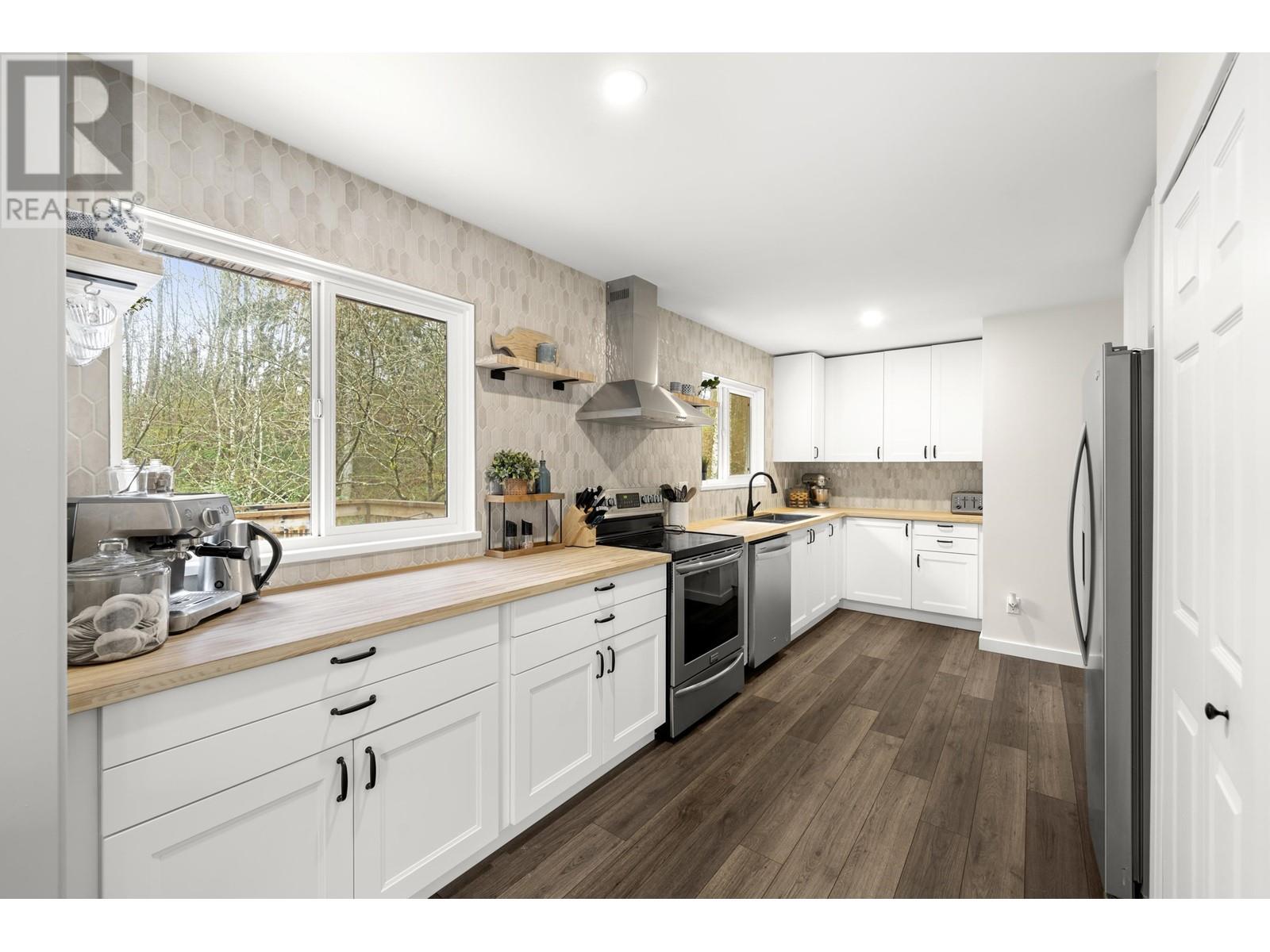 Property at 26421 CUNNINGHAM AVENUE image 2
