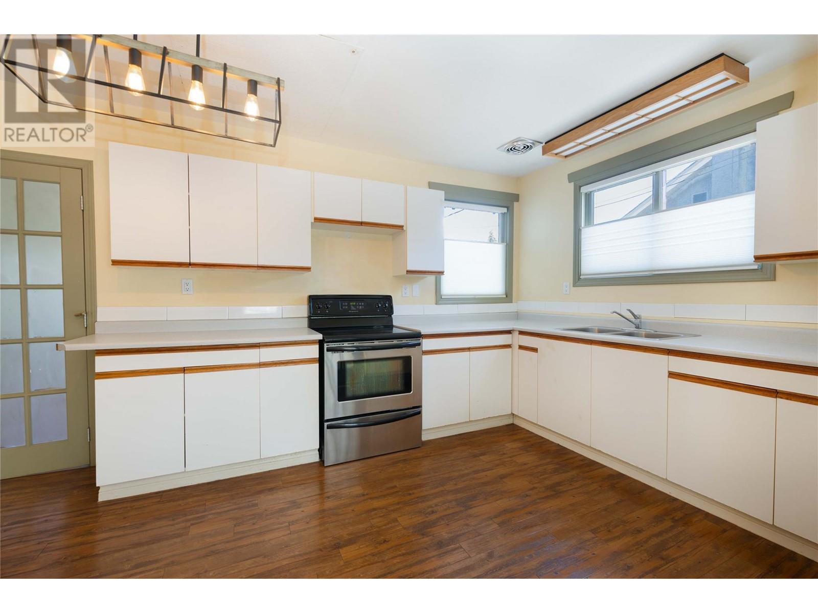 Property at 320 Okanagan Avenue SE image 3